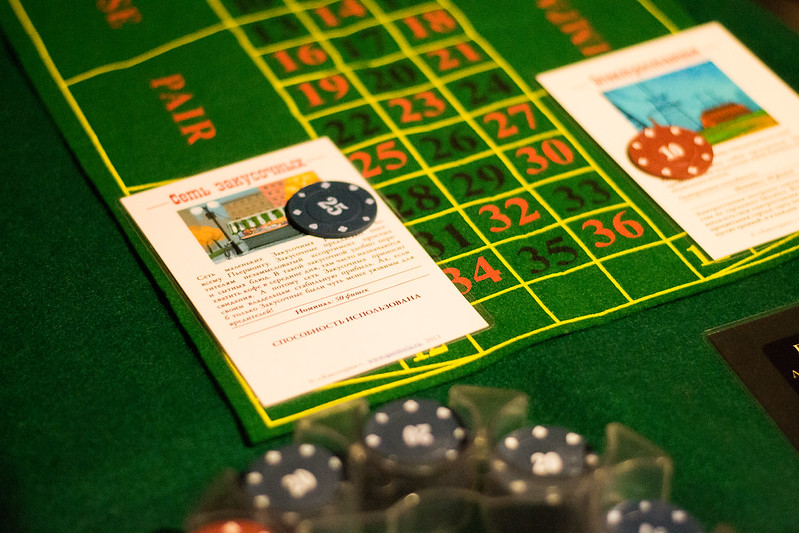 Ведущий развлекает гостей на корпоративе в Bishkek