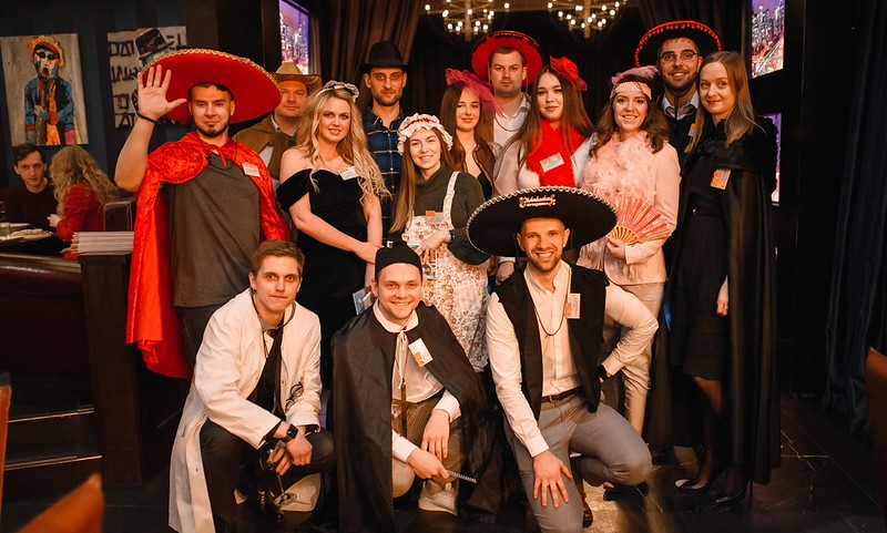 Корпоратив на Новый год в Bishkek — празднично украшенный банкетный зал